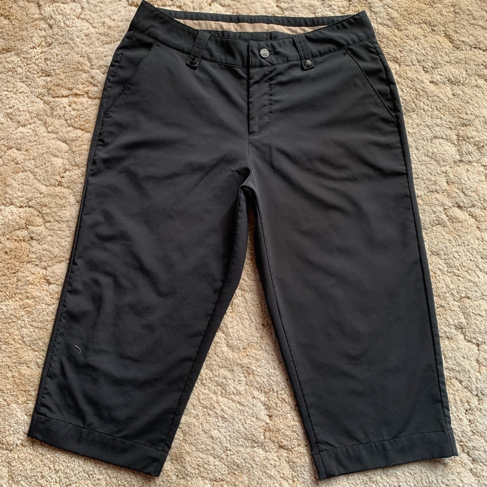 EUC UNDER ARMOUR LIGHTWEIGHT BLACK STRETCH CAPRI PANTS WOMENS SIZE 6/Fits 8